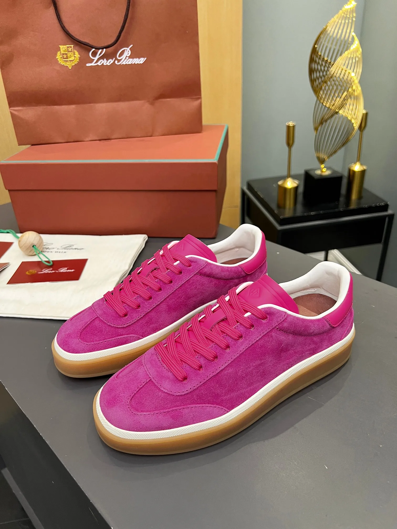 Factory price: 580💰Purchase level, high version🦅⛳️ Italy [Loro men's shoes💰iana] Tennis walk series L men's shoes💰Couple moral training shoes casual sports shoes sneakers🎁🎁 Original purchase development and production This new suede tennis shoe adopts an ultra-low design, suitable for wearing all year round👫👫 The wrapped sole creates an effortlessly attractive color combination that harmoniously blends functionality with understated style, making it the ideal shoe for urban wear. Soft calfskin tongue with Kummel color insert at the heel, embossed L Men's shoes 💰 Logo Cotton lace upper, cowhide suede sole Rubber-lined calfskin ✦ Upper: imported first-layer cowhide ➕ Customized original cowhide ✦ Lining: cowhide lining ➕ Cow leather insole ✦ Sole: Original open-molded T men's shoe 💰R ultra-lightweight outsole ✦Packaging: Original full set of packaging ✦Female size: 35--40, ✦Male size: 39--44, customized 45